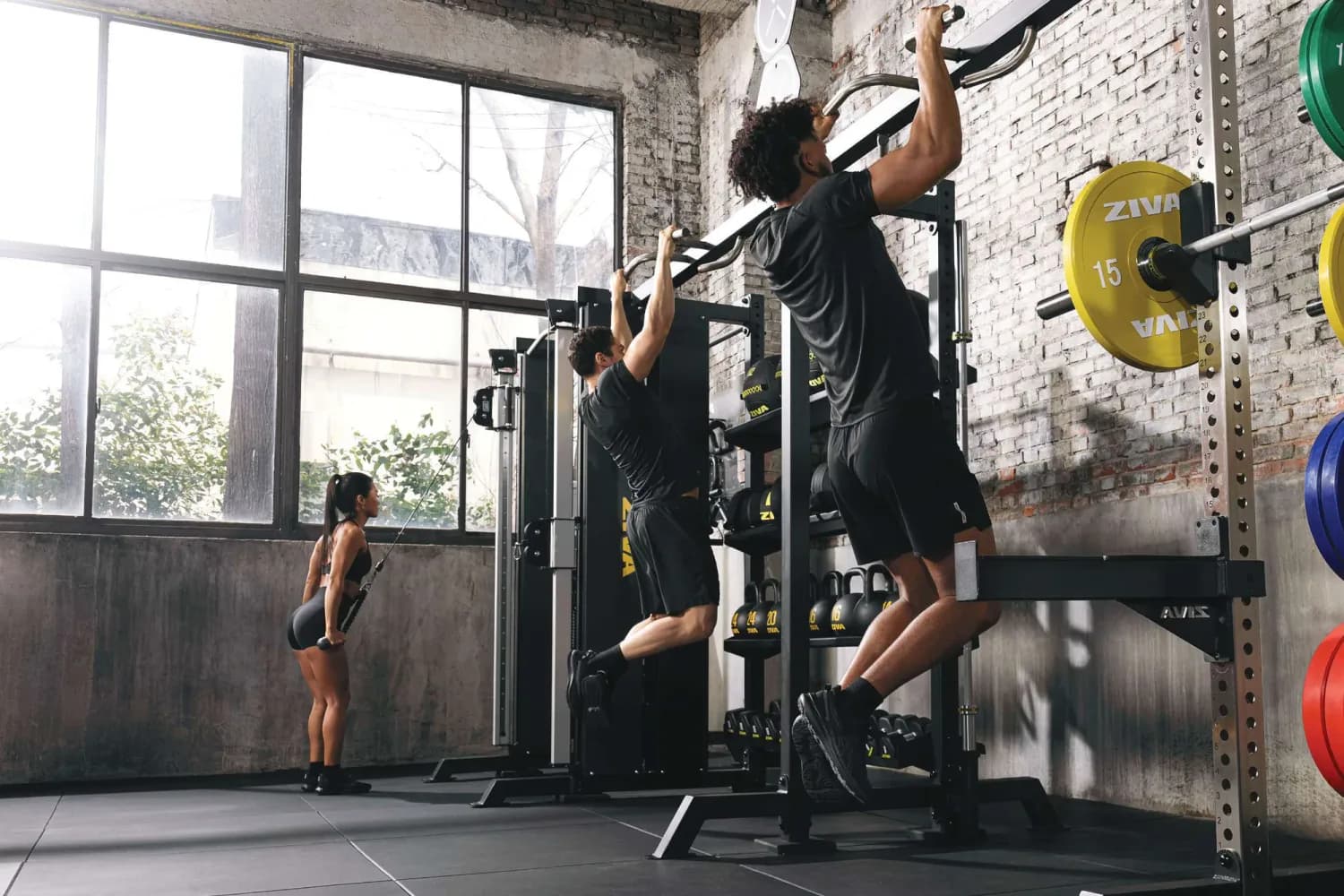 Vận động viên thực hiện bài kéo xà
