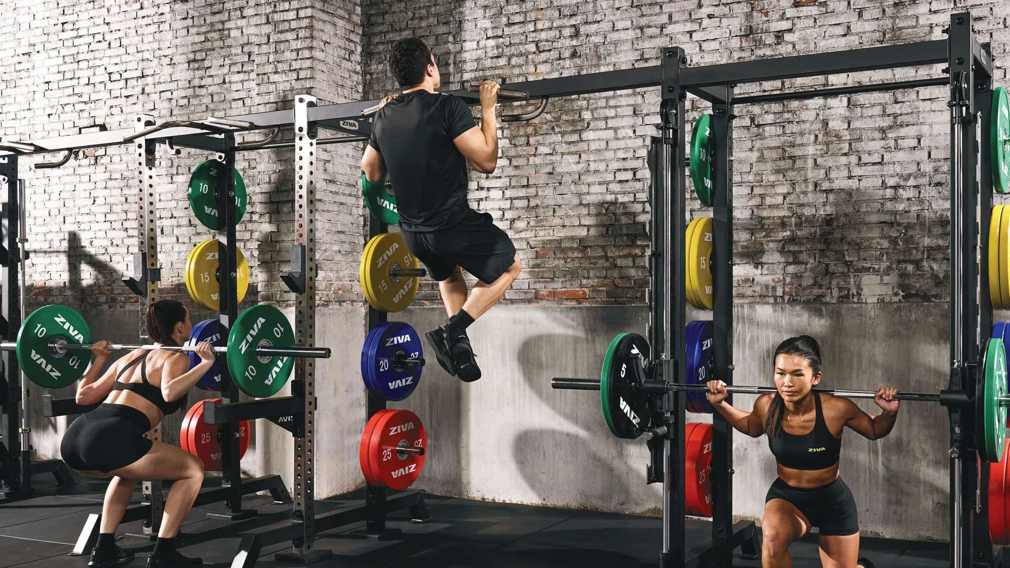 Các vận động viên tập luyện tại khu rack của trung tâm hiệu suất thể thao